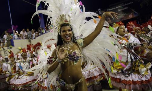 TIDLIGERE DRONNING: Juliane Almeida er en kjent skuespiller og modell i Brasil. I fjor representerte hun Viradouro under karnevalet i Sambadrome. Foto: AP PHOTO/SCANPIX