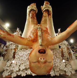 VELGER ULIKE TEMAER: En av Viradouros fl�ter i 2008 skulle forestille et nyf�dt barn. Foto: AP PHOTO/SCANPIX