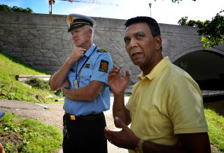 MOBBET:  Muslimer blir mobbet og debatten mer hatsk, advarer SVs stortingsrepresentant Akhtar Chaudhry (t.v). Foto: Scanpix