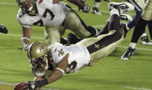 TOUCHDOWN: Pierre Thomas stuper inn New Orleans Saints' f�rste touchdown i den andre omgangen. Foto: AP/Chuck Burton