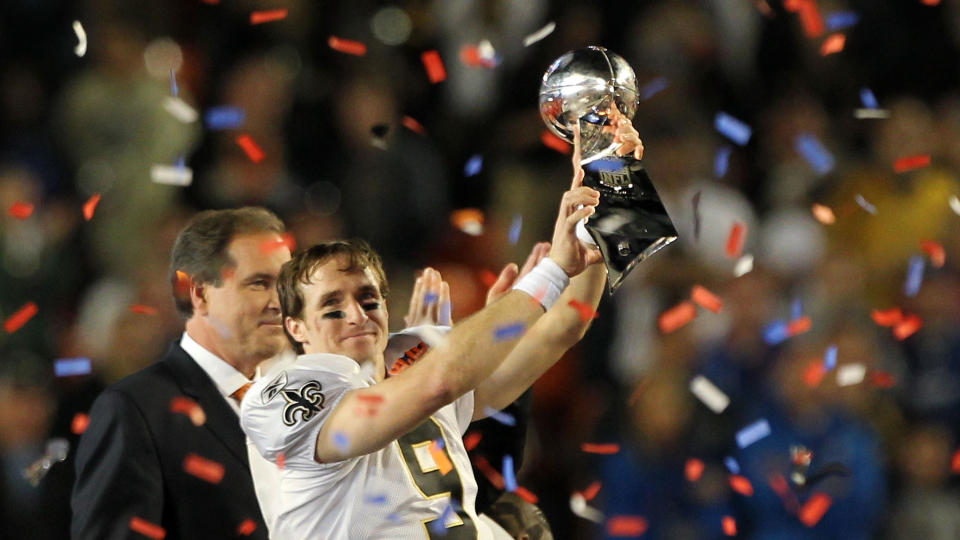 MEST VERDIFULLE SPILLER: Drew Brees kunne stolt heve trofeet etter Saints' f�rste Super Bowl-seier. Foto: Ezra Shaw/Getty Images/AFP
