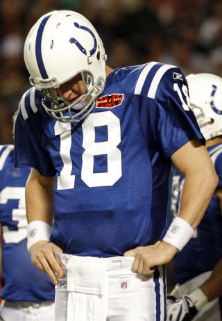 HANG MED HODET: Colts-quarterback Peyton Manning gjorde ikke noen d�rlig kamp, men misset en avgj�rende pasning. Foto:  REUTERS/Mike Segar