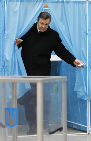 D�MT: Den ukrainske presidentkandidaten Viktor Janukovitsj er tidligere d�mt for voldtekt. Her i Kiev under valget i g�r. Foto: REUTERS/Grigory