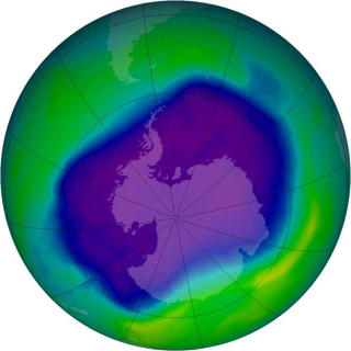 DET ST�RSTE HULLET NOEN SINNE OBSERVERT: Sett med NASAs Aura-satellitt i slutten av september 2006. Det er minst ozon i de bl� og lilla omr�dene. Foto: NASA