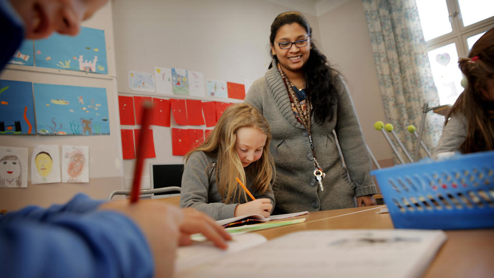 PR�VER UT: SV vil fjerne hjemmelekser for skolebarn. Uranienborg skole er en av �tte fors�ksskoler som har leksetid inkludert i SFO to dager i uka. Der er l�rere og elever positive til � gj�re ferdig mer av leksearbeidet p� skolen.  Tredjeklassingene Johanna og William f�r hjelp fra SFO-arbeider Rupa Misra. Foto: Jon Terje Hellgren Hansen / Dagbladet