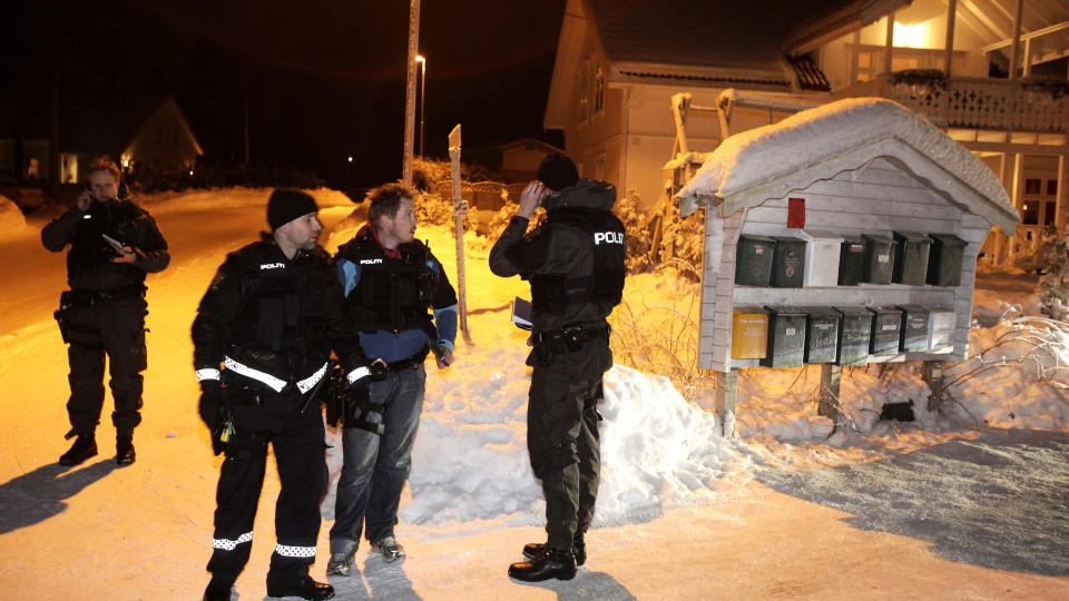 RUNDSP�RRING: I jakten p� en eller flere personer som sto bak gjerningskvelden, foretok politiet en rundsp�rring i nabolaget der 43-�ringen ble skutt. Foto: Jacques Hvistendahl