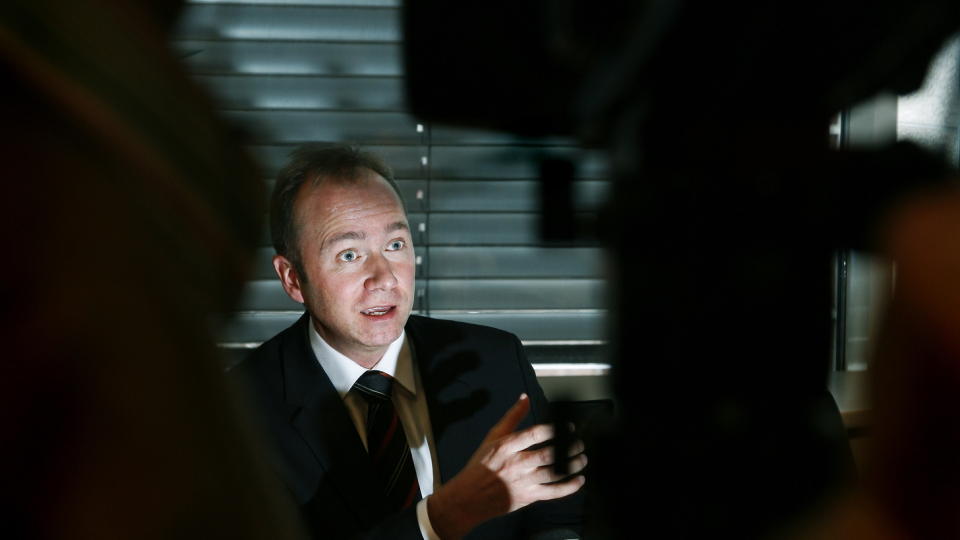 KRITIKK: Klubbleder Oddvar H�lland ved Aker Solutions i Egersund mener blant andre n�ringsminister Trond Giske ikke har gjort jobben sin, og f�r st�tte i kritikken fra flere forbundsledere. Foto: Steinar Buholm