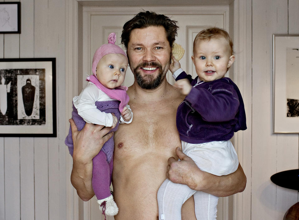 PAPPA: Endelig har skuespiller Stig Henrik Hoff r�d til � v�re en god pappa for d�trene Rosalind (4 m�neder) og Lily-Maxine. 
Bildetekst: Stig Henrik Hoff og d�trene. 
Foto: Mette M�ller / Dagbladet