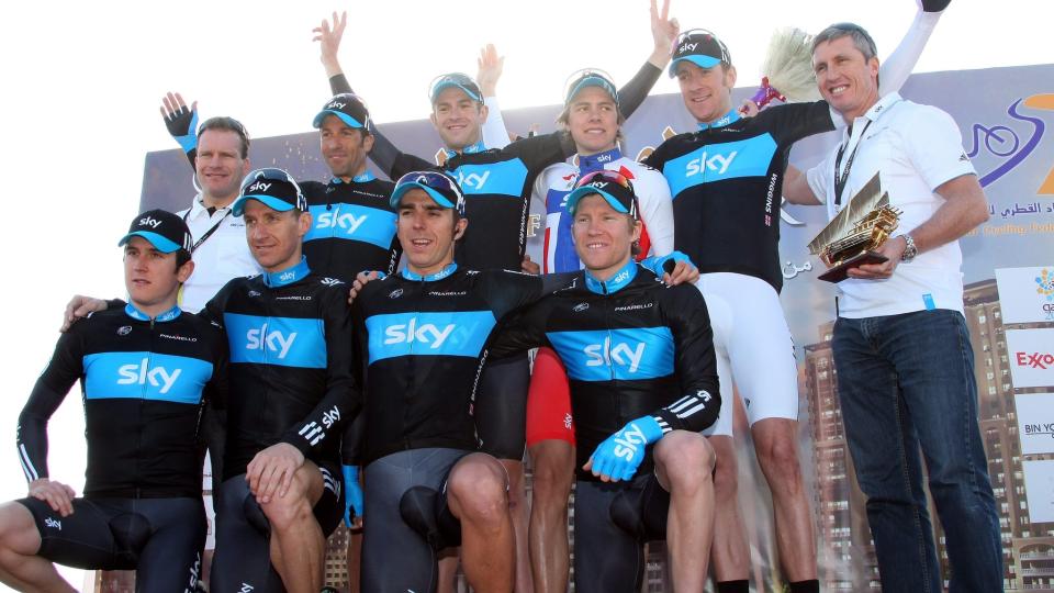 - ABSURD UHELL: Kurt Asle Arvesen (nummer to fra venstre i f�rste rekke) etter g�rsdagens seier p� lagtempoen i Tour of Qatar. I den n�ytrale sonen foran dagens etappe veltet nordmannen og brakk kragebeinet. Foto: Ian Langsdon, EPA/Scanpix