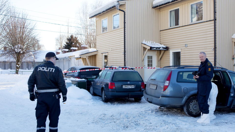 SVAR: Etterforskere p� �stedet i g�r. I dag er obduksjon foretatt av den 30 �r gamle Notodden-kvinnen. FOTO: TORBJ�RN BERG