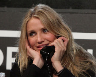 NUMMER TO: Sammen med Emma Watson var skuespiller Cameron Diaz blant de to kvinnene som havnet blant topp 20. Her samler hun inn penger for jordskjelvofrene i Haiti. Foto: AP/SCANPIX