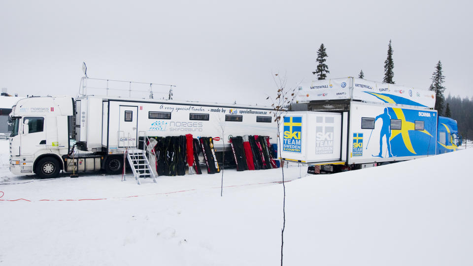 LASTET MED HEMMELIGHETER: B�de det norske og det svenske sm�reteamet har en lastebil der de sm�rer skiene i all hemmelighet. Her under verdenscup�pningen i Kuusamo i Finland i november. Foto: Heiko Junge, Scanpix