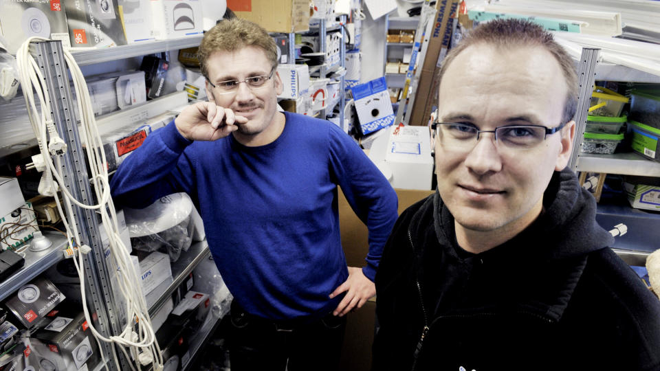 FOREBYGGER Arbeidsgiver �ystein Langvik ved Elisenberg Elektro i Halden gj�r forebyggende grep i bedriften for � unng� sykefrav�r. Til h�yre: Christer Nomel er ansatt i bedriften. Foto: John T. Pedersen/Dagbladet