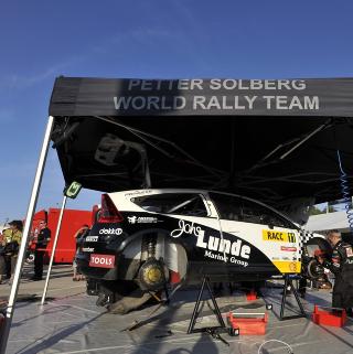 FORBILDE: Lite foreg�r i det skjulte n�r rallybilen til Petter Solberg er til service mellom fartspr�vene.Foto: EPA/Scanpix