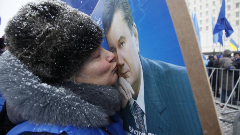 SJARMERT: Vera Baranova (54), tilhenger av Viktor Janukovitsj, demonstrerer ekte velgerlojalitet. Foto: AP Photo/Efrem Lukatsky/SCANPIX
