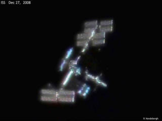 N�RBILDE: Her er ISS observert og fotografert gjennom et teleskop p� jorda. Foto: RALF VANDEBERGH/NASA