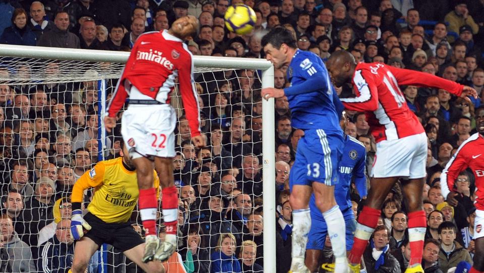 MENER ARSENAL ER ENKLE � SL�: Michael Ballack, her i duell med Gael Clichy, synes Arsenal b�r slutte � finne p� unnskyldninger etter tap. Foto: AP