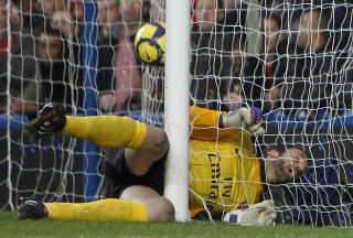 EN VITS? Manuel Almunia er knapt god nok for Tippeligaen i Norge, mener Solheim. Foto: REUTERS/ Eddie Keogh
