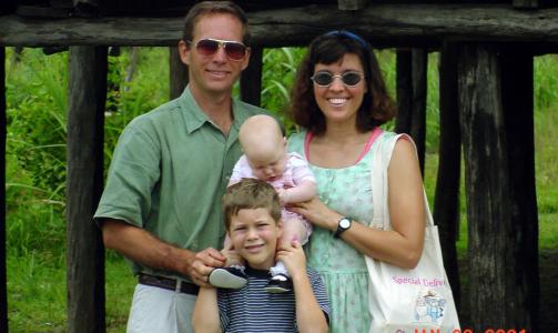DREPT: Veronica Bowers og sju m�neder gamle Charity ble drept av skuddene fra det peruanske jagerflyet. Ektemannen Jim og s�nnen Cory (6) overlevde. Den amerikanske misjon�rfamilien fra Muskegon i Michigan hadde bosatt seg i en husb�t p� Amazonas i Peru for � misjonere. De var p� vei i propellfly fra Brazil til hjemstedet i Peru da CIA og peruanske myndigheter trodde de var narkotikasmuglere. Foto: AP/SCANPIX