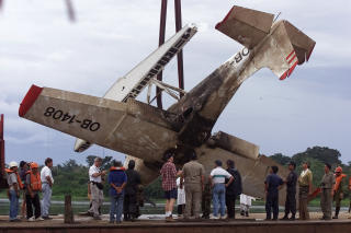 VRAK: Det enmotors Cessna sj�flyet ble skutt i brann av et peruansk jagerfly. Piloten Kevin Donaldson klarte � n�dlande tross skuddskader i beina. Men da var Veronica og Charity alt d�de. Foto: AP Photo/Silvia izquierdo/SCANPIX