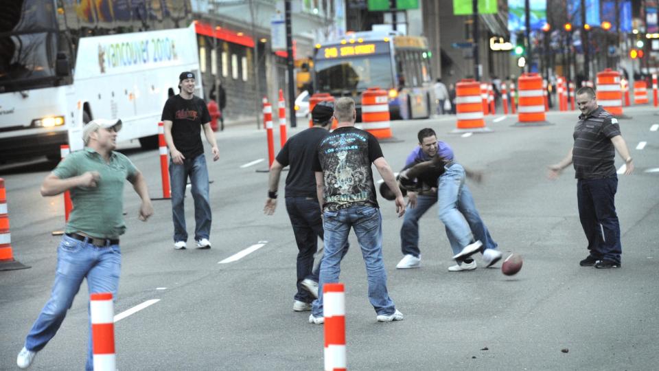 BAR ASFALT: Gatene i Vancouver egner seg godt til amerikansk fotball, ikke s� godt til langrenn. Bildet er tatt i g�r kveld. Foto: LEHTIKUVA / Timo Jaakonaho