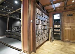 HJEMMEKINO: I Rolf Hults l�sning er kinosal og teknisk rom/filmarkiv adskilt i hvert sitt rom. Foto: Atle Torp/HL-media