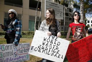 KREVER RETTFERDIGHET: Michael Jackson-fans demonstrerte i dag p� flyplassen i Los Angeles i h�p om � bli sett av legen Conrad Murray. Foto: SCANPIX/AP Photo/Jason Redmond