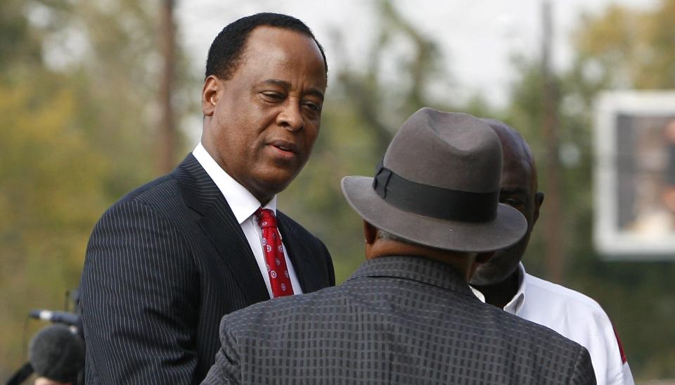 RISIKERER FENGSEL: Michael Jacksons lege siden 2008, Conrad Murray. Han vil ikke erkl�re seg skyldig etter at det ble tatt ut siktelse mot ham i dag. Foto:SCANPIX/EPA/AARON M. SPRECHER