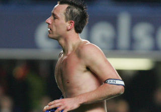 TAKKET:John Terry gikk bort til fansen etter seieren mot Arsenal i g�r. Foto: AFP/GEOFF CADDICK