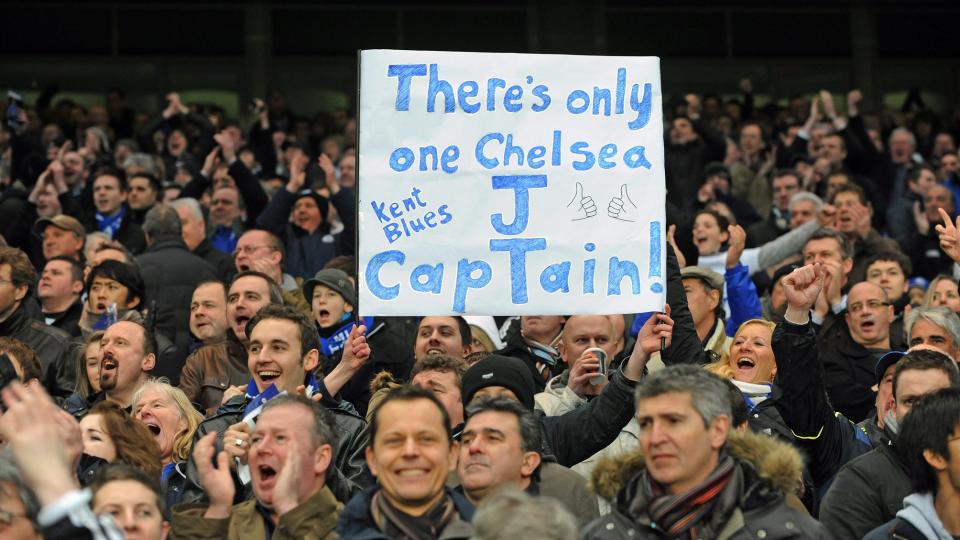 KLAR MELDING: Chelsea-fansen bryr seg ikke om utroskapshistorien om Chelsea-kapteinen. Foto: EPA/GERRY PENNY