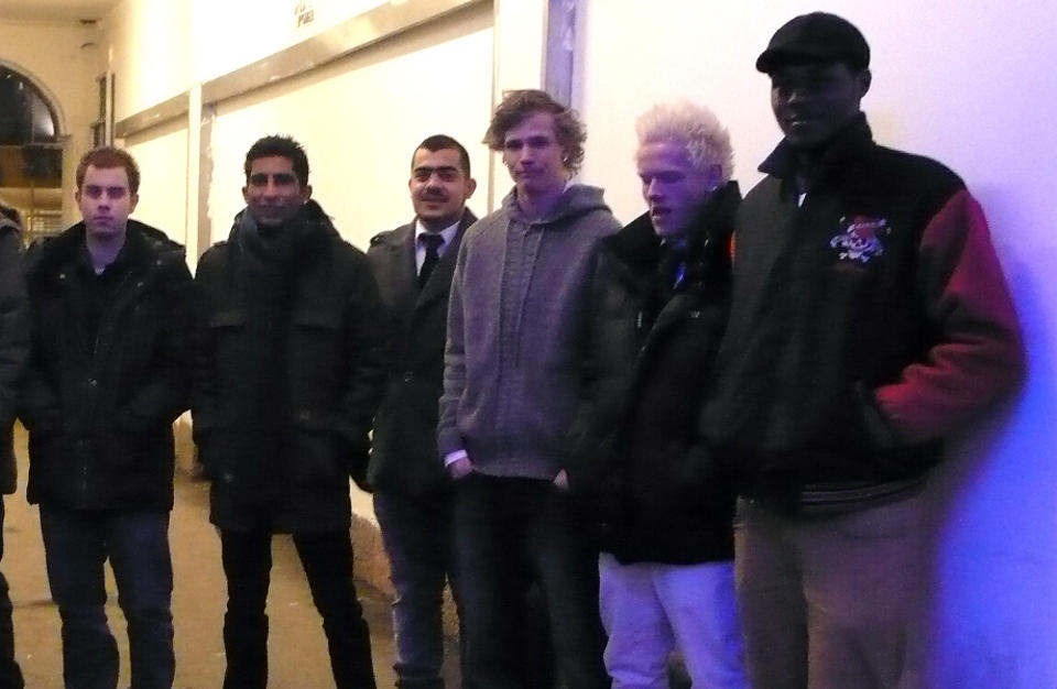 MINORITETSUNGDOMMENE STOPPET:  Ungdommene som hadde minoritetsbakgrunn ble stoppet p� tre av fem steder, mens de etnisk norske fikk komme inn over alt. 
Fra venstre Emran,Sermad, Patrick, Marius og Giddi.  Foto: Antirasistisk senter