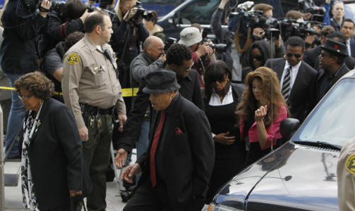 VIL M�TE MURRAY: Foreldrene Katherine og Joa, samt Michaels stores�ster LaToya Jackson (53) var blant familiemedlemmene som m�tte opp til rettsh�ringen av legen i dag. Foto: SCANPIX/REUTERS/Danny Moloshok