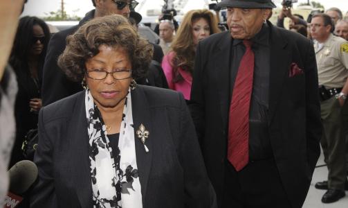 I RETTEN I DAG: Michael Jacksons foreldre Katherine (79) og Joe (80) mener s�nnens lege slipper for lett unna. Foto: SCANPIX/AFP PHOTO / GABRIEL BOUYS