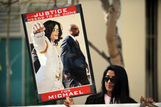 KREVER RETTFERDIGHET: Mange MJ-fans demonstrerer utenfor rettslokalet i dag. De krever rettferdighet for Michael. Foto: SCANPIX/ AFP PHOTO / GABRIEL BOUYS