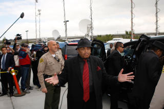 IKKE FORN�YD: Michael Jacksons far, Joe Jackson, snakker med media utenfor rettssalen. If�lge hans advokat, �nsker familien at legen skal bli ytterligere stilt til ansvar. Foto: David McNew/Getty Images/AFP