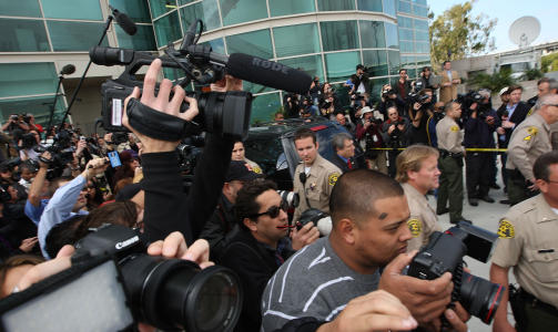 STOR INTERESSE: Medlemmer av pressen fotograferer Conrad Murray n�r han ankommer rettssalen i Los Angeles. Foto: David McNew/Getty Images/AFP