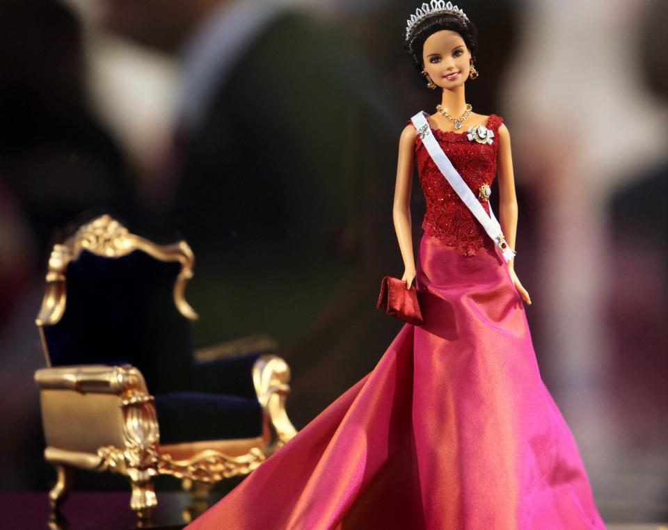 EGEN TRONE: Barbiedokka som forestiller svenske kronprinsesse Victoria, ble nylig avduket i Tyskland. Foto: EPA/DANIEL KARMANN