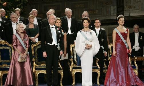 LIGNER DE? Kronprinsesse Victoria sammen med resten av den svenske kongefamilien under nobelseremonien i 2006. Foto: AFP PHOTO / POOL/ JONAS EKSTR MER