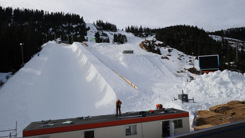 VARMESTE JANUARM�NED NOENSINNE: Men forholdene for ut�verne i snowboard og freestyle skal likevel v�re bortimot perfekte noen dager f�r lekene starter. Dette bildet er tatt l�rdag.  - Veggene i halfpipen er perfekte, sa sjefen for Canadas snowboardlandslag etter f�rste test i g�r. Foto:        AFP PHOTO/Mark RALSTON