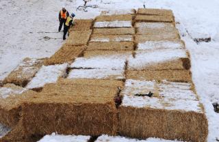 KOMPENSERER FOR SN�MANGEL: Disse h�yballene skal legges nederst i halfpipen, for � kompensere for de mangelfulle sn�mengdene. Foto:   EPA/Arne Dedert