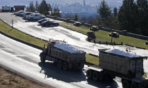 JOBBER P� SPRENG: Over 300 trailerlass med sn� er kj�rt opp i OL-anlegget i Cypress Mountain. Bildet er tatt sist torsdag. Foto: AFP PHOTO / STEPHANIE LAMY