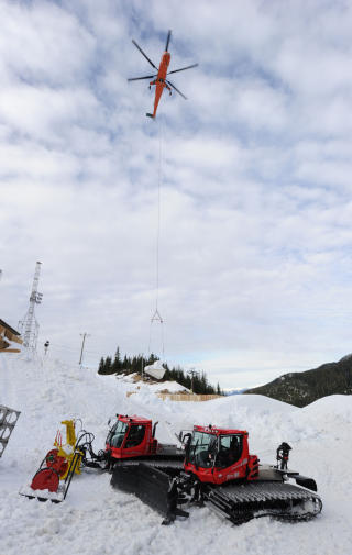 HELIKOPTERHJELP: I tillegg til trailerlass med sn� er ogs� helikoptere tatt i bruk i Cypress Mountain. Foto:             AFP PHOTO/Mark RALSTON