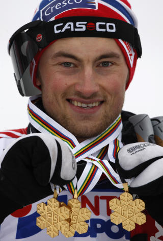 FOLKETS FAVORITT: Her viser Northug fram sine gullmedaljer fra VM. Foto: AP/Matthias Schrader