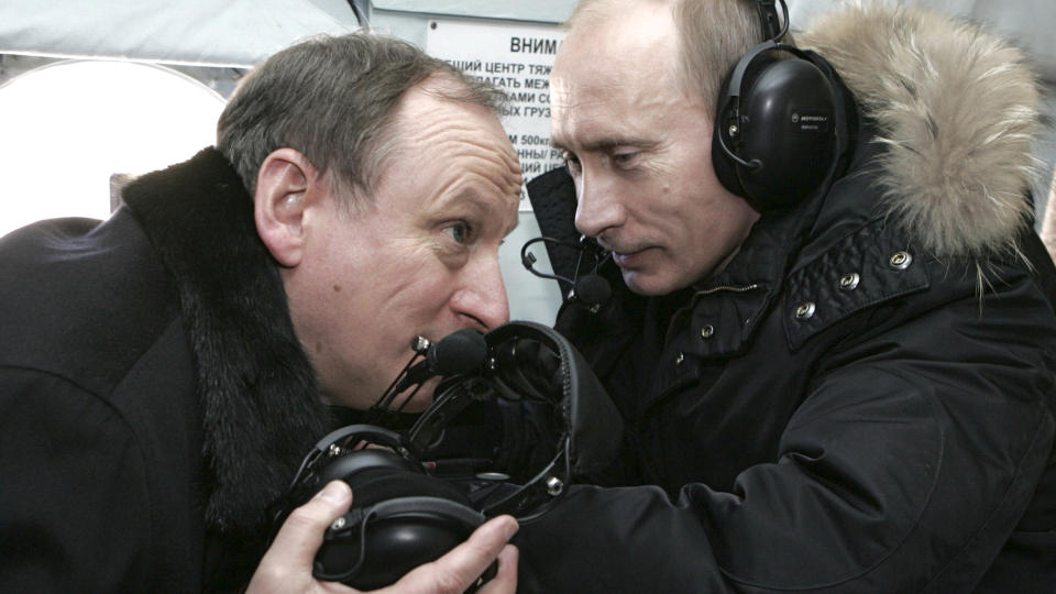 EN AV PUTINS N�RMESTE: FSB-direkt�r Nikolaj Patrusjev snakker med statsminister Vladimir Putin om bord et helikopter p� vei fra Dagestan til Kanadino-Balkaria i Nord-Kaukasus. Foto: AP