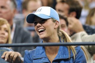 ST�TTER EKTEMANNEN: mens han svetter p� tennisbanen. Foto: STELLA PICTURES
