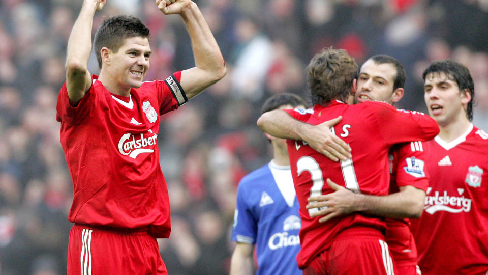 VANT P� NYTT: Her feirer Liverpools Steven Gerrard (t.v) seieren mot Everton - med ti mann. Foto: AP/Tim Hales
