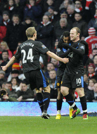 SLO ARSENAL: Wayne Rooney (t.h) nettet mot londonlaget p� Emirates. Foto: AP/Tom Hevezi