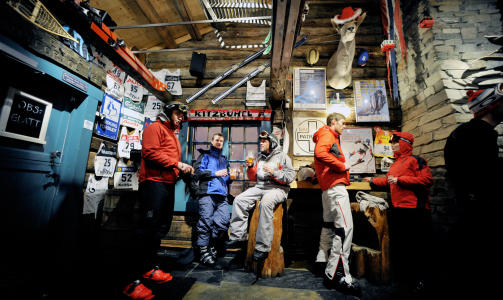 IINNEKOS:  Alpestemning p� afterskien inne i Koia. Til venstre st�r Henning Frantzen. Ytterst til h�yre det svenske paret Mathias Leufstedt og Anna Yandow. Foto: John Terje Pedersen