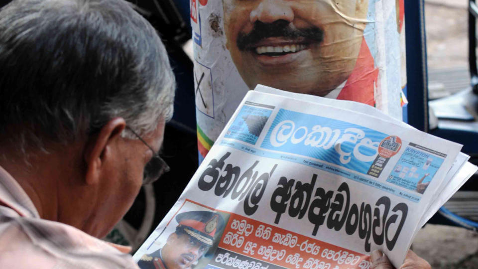 STILLES FOR KRIGSRETT: Arrestasjonen av tidligere general Sarath Fonseka, opposisjonens presidentkandidat p� Sri Lanka, var dagens store nyhet i alle srilankiske aviser. Foto: AFP/Lakruwan WANNIARACHCHI/SCANPIX