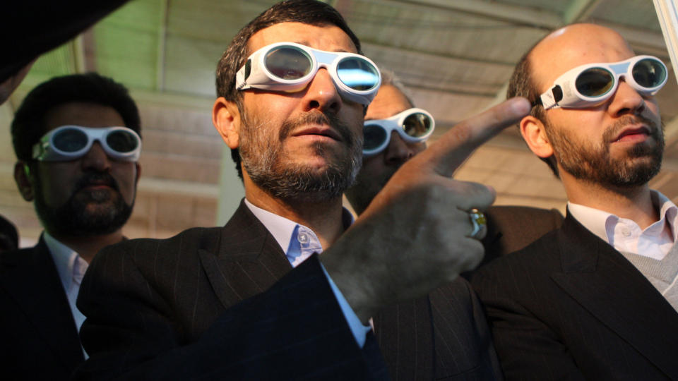 SKUMLE PLANER: I dag startet Iran produksjonen av 20 prosent anriket atombrensel. Det �ker frykten for at landet er i ferd med � utvikle atomv�pen. Her inspiserer president Mahmoud Ahmadinejad det siste innen laserteknologi i Teheran. Foto: AFP PHOTO/ATTA KENARE/SCANPIX